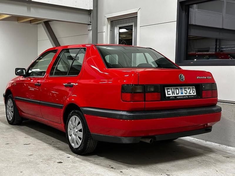 Begagnad VW Vento 90 HK (66 kW) 1996 Röd Sedan
