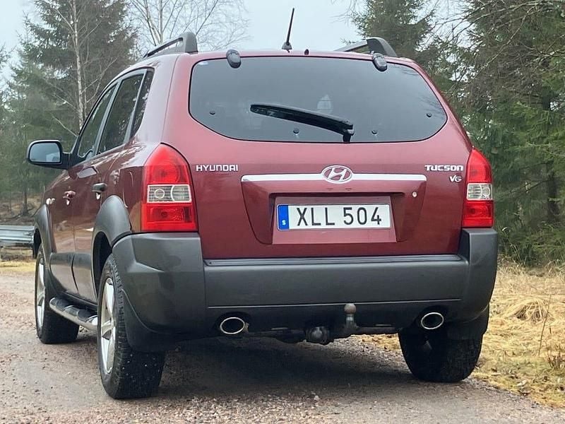 Begagnad Hyundai Tucson 175 HK (128 kW) 2006 Vinröd. SUV