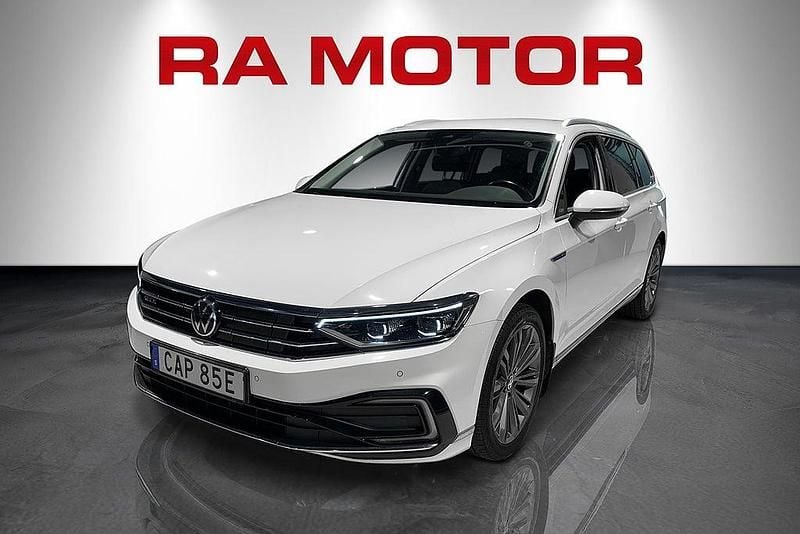 Vit Begagnad 2021 VW Passat GTE Kombi | 199 900 kr (Bra pris) - Bild 1/4