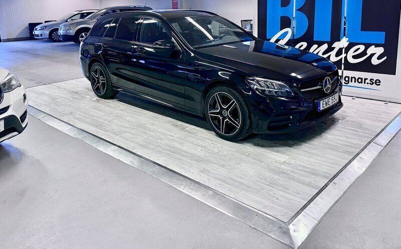 Svart Begagnad 2021 Mercedes C300e AMG line Kombi | 249 000 kr (Lite dyr) - Bild 1/4