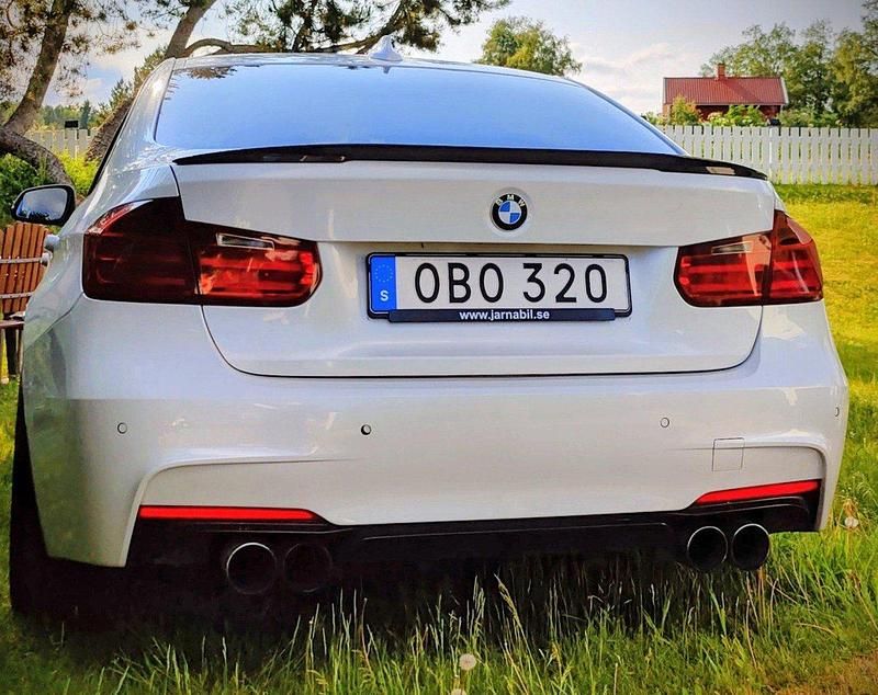 Vit Begagnad 2012 BMW 320 Sport Line Sedan | 153 000 kr (Dyr) - Bild 1/4