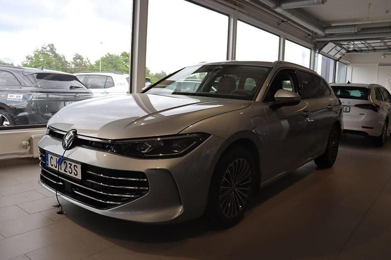 Silver Begagnad 2024 VW Passat Elegance Kombi | 539 900 kr - Bild 1/4