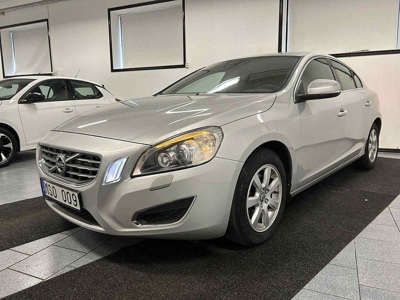 Ljusgrå Begagnad 2012 Volvo S60 Momentum Sedan | 114 500 kr (Marknadspris) - Bild 1/4