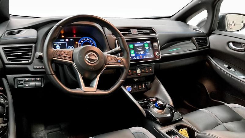 Begagnad Nissan Leaf Tekna 110 kW (150 HK) 2022 Grå Halvkombi