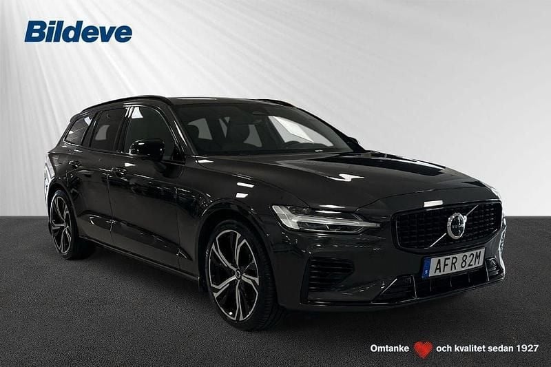 Grå Begagnad 2024 Volvo V60 Plus Kombi | 474 900 kr (Marknadspris) - Bild 1/4