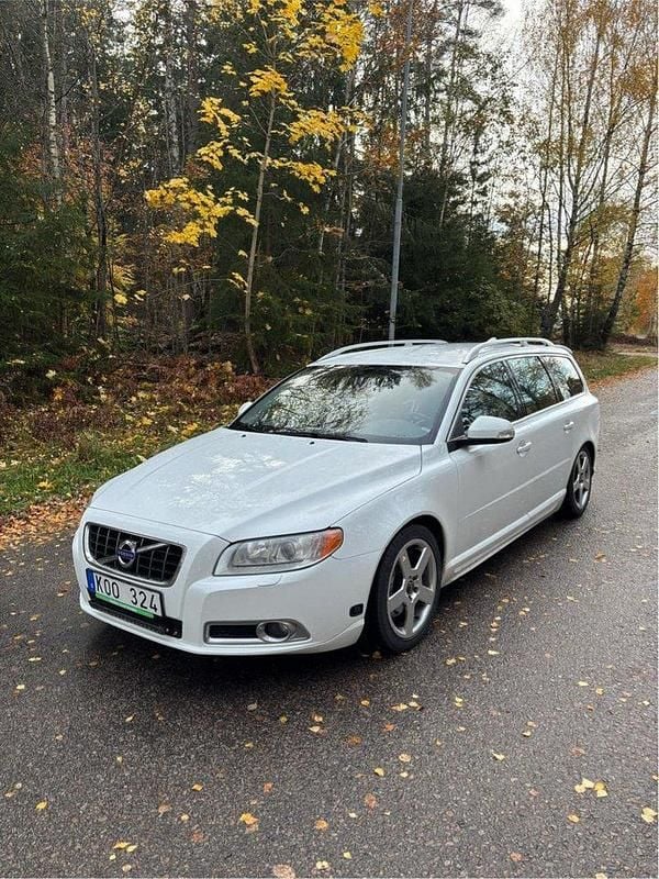 Vit Begagnad 2010 Volvo V70 Summum Kombi | 54 900 kr (Bra pris) - Bild 1/4