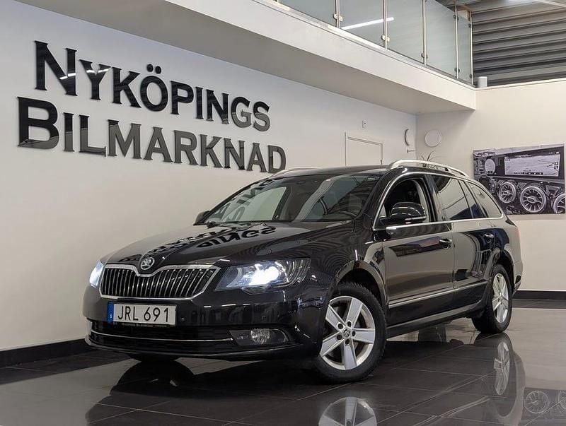 Svart Begagnad 2014 Skoda Superb Business Line Kombi | 129 900 kr (Marknadspris) - Bild 1/4