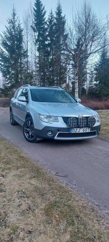 Silver Begagnad 2013 Skoda Superb Elegance Kombi | 70 000 kr (Marknadspris) - Bild 1/4