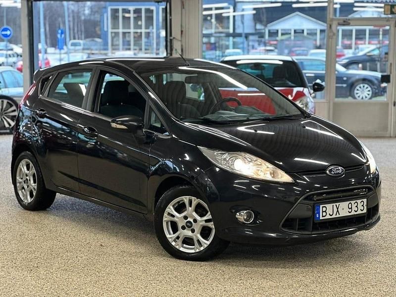 Svart Begagnad 2011 Ford Fiesta Titanium Halvkombi | 49 990 kr (Marknadspris) - Bild 1/4