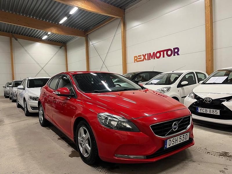 Begagnad Volvo V40 Kinetic 116 HK (85 kW) 2014 Röd Halvkombi