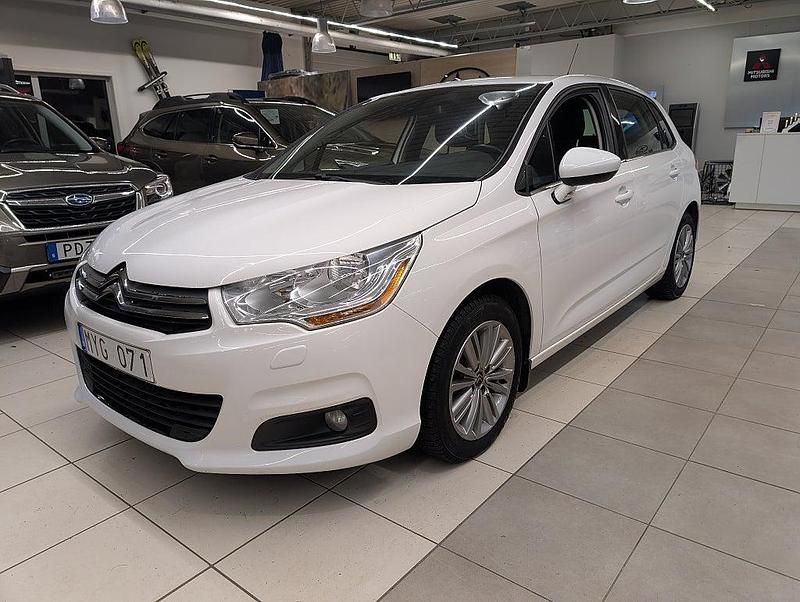 Vit Begagnad 2012 Citroën C4 Halvkombi | 59 500 kr (Marknadspris) - Bild 1/4