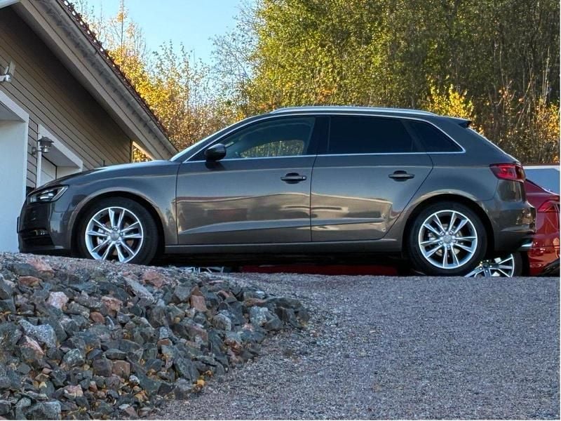 Grå Begagnad 2015 Audi A3 Sportback Ambition Halvkombi | 147 000 kr (Marknadspris) - Bild 1/4