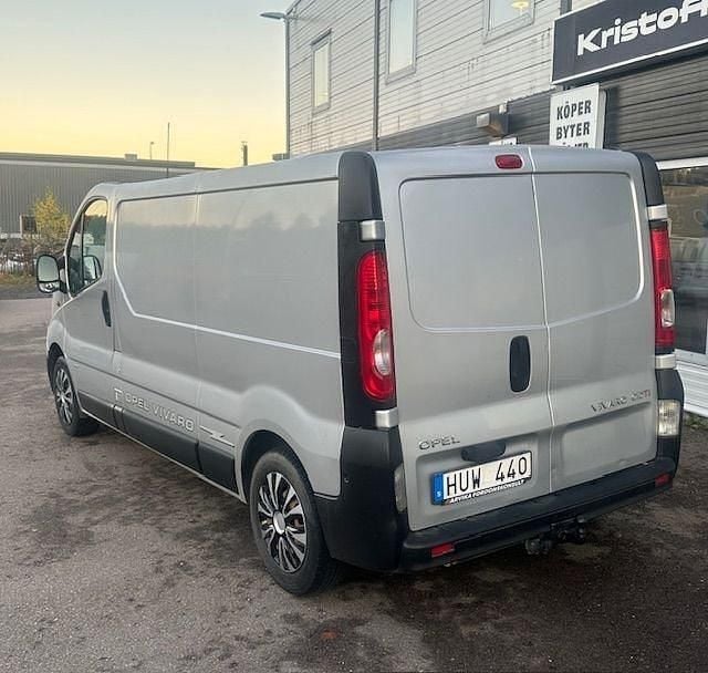 Begagnad Opel Vivaro 114 HK (83 kW) 2009 Silver Minibuss