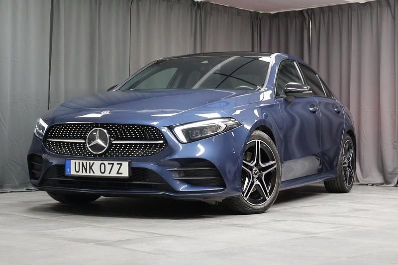 Blå Begagnad 2022 Mercedes A200 AMG Sedan | 319 000 kr (Marknadspris) - Bild 1/4