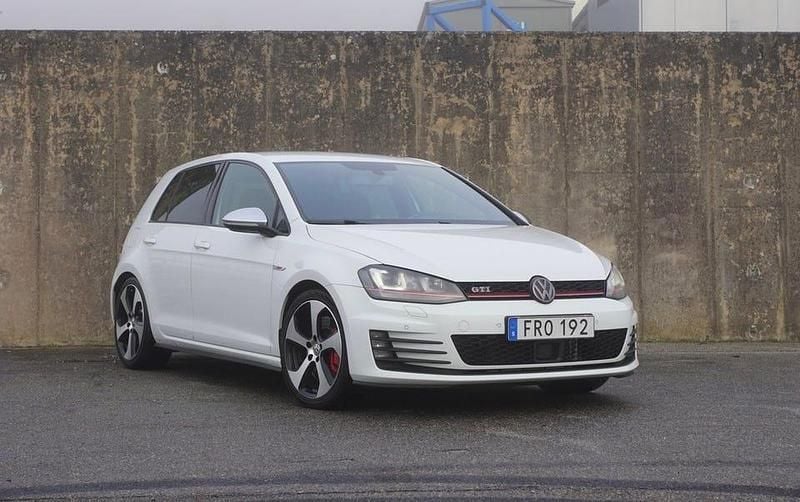 Vit Begagnad 2013 VW Golf VII GTI Halvkombi | 149 000 kr (Marknadspris) - Bild 1/4
