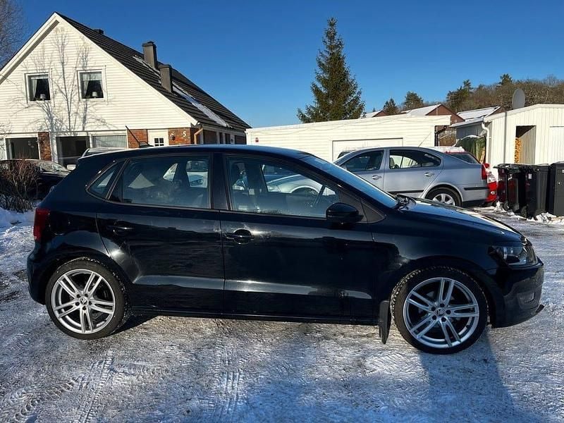Begagnad VW Polo 90 HK (66 kW) 2013 Svart Halvkombi