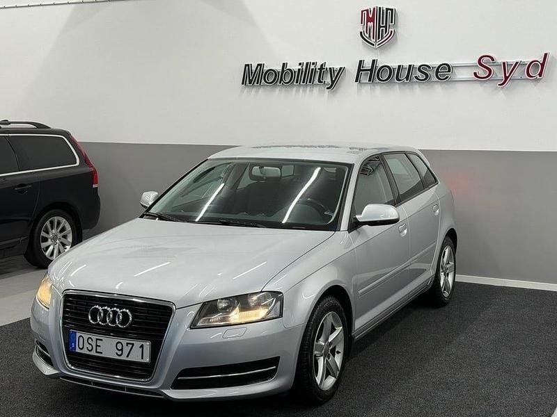 Silver Begagnad 2011 Audi A3 Sportback Attraction Halvkombi | 49 900 kr (Bra pris) - Bild 1/4