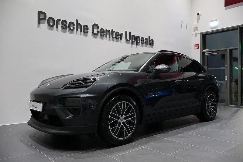 Grå Ny 2025 Porsche Macan SUV | 1 097 500 kr (Marknadspris) - Bild 1/4