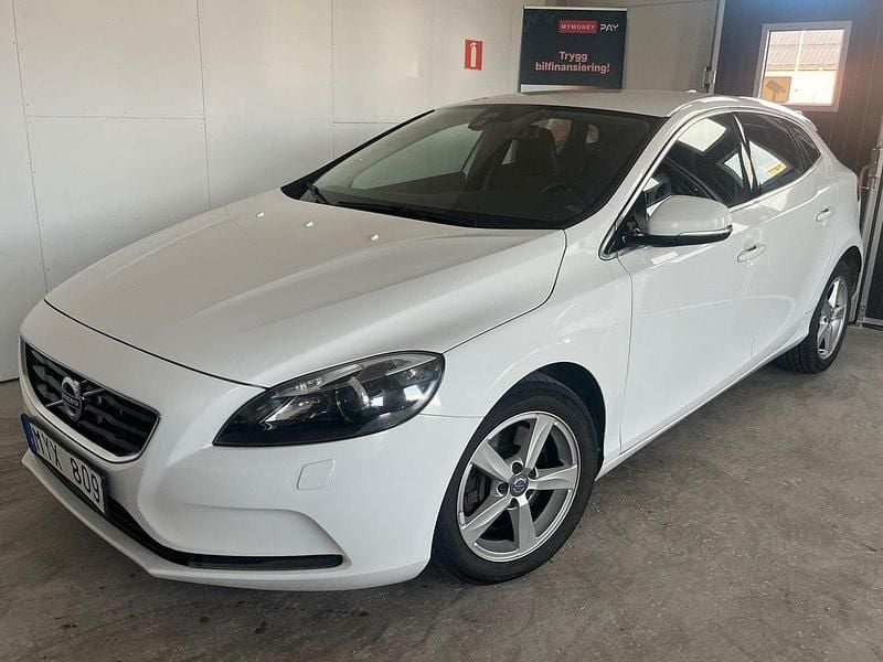 Vit Begagnad 2012 Volvo V40 Momentum Kombi | 79 900 kr (Marknadspris) - Bild 1/4
