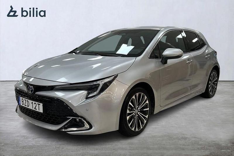 Silver Begagnad 2024 Toyota Corolla Hybrid Style Halvkombi | 289 900 kr (Marknadspris) - Bild 1/4