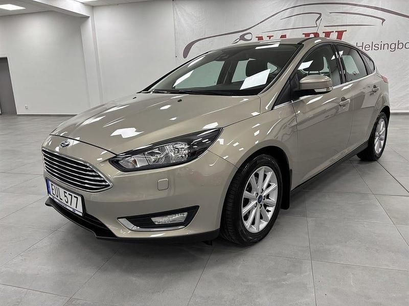 Grå Begagnad 2015 Ford Focus Titanium Halvkombi | 99 900 kr (Lite dyr) - Bild 1/4