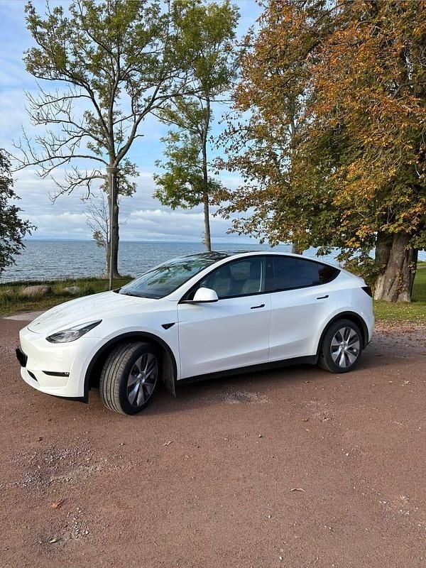 Begagnad 2024 Tesla Model Y Long Range AWD SUV | 497 000 kr (Lite dyr) - Bild 1/2