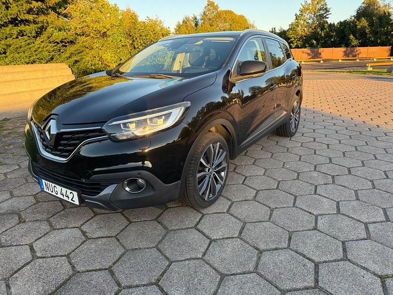 Svart Begagnad 2015 Renault Kadjar SUV | 114 800 kr (Marknadspris) - Bild 1/4