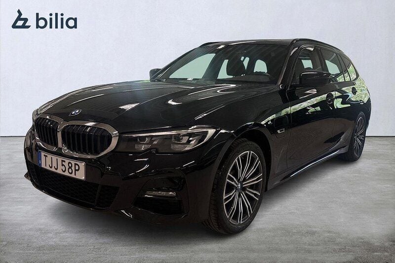Svart Begagnad 2022 BMW 330e M Sport Kombi | 339 900 kr (Marknadspris) - Bild 1/4