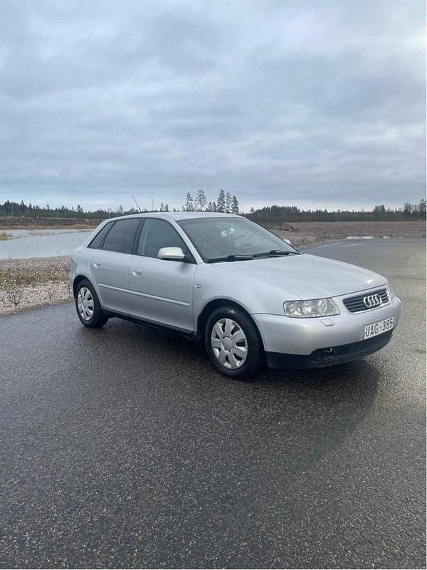 Silver Begagnad 2003 Audi A3 Attraction Halvkombi | 24 900 kr (Marknadspris) - Bild 1/4