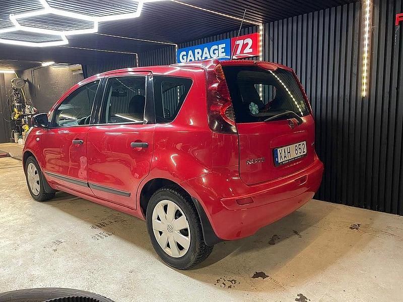Begagnad Nissan Note 88 HK (64 kW) 2011 Röd Halvkombi