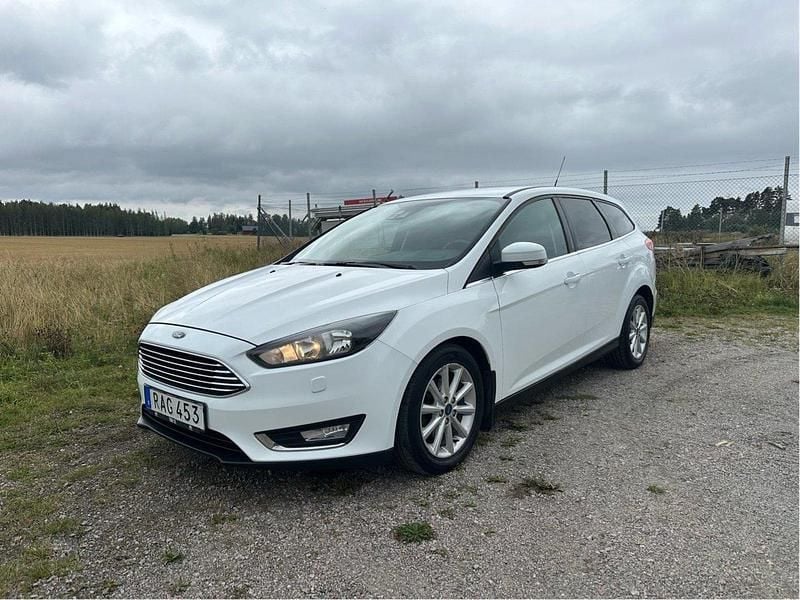 Vit Begagnad 2016 Ford Focus Titanium Kombi | 55 000 kr (Bra pris) - Bild 1/4