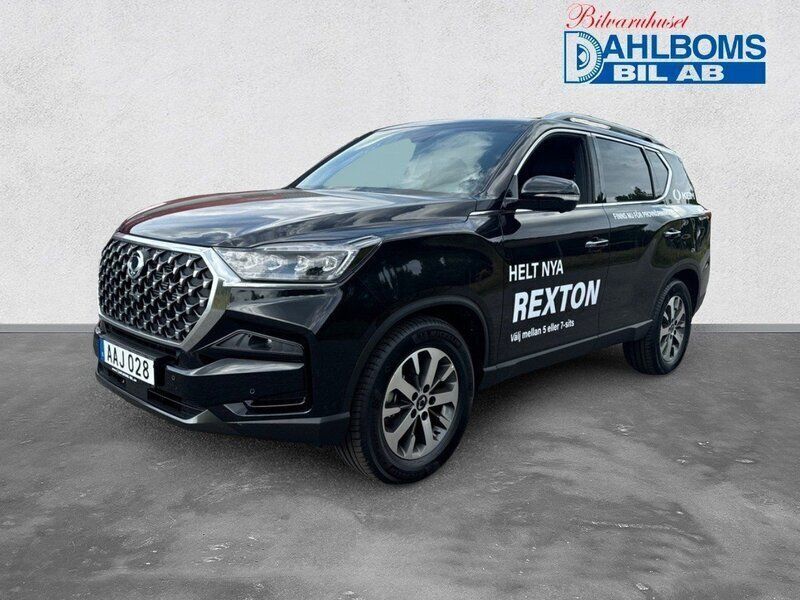 Svart (space black) Begagnad 2023 Ssangyong Rexton SUV | 626 220 kr - Bild 1/4