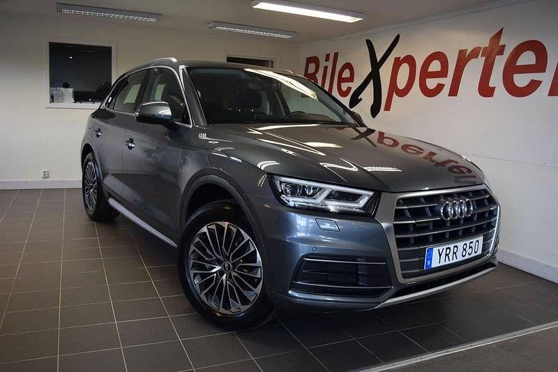 Grå Begagnad 2018 Audi Q5 SUV | 294 900 kr (Marknadspris) - Bild 1/4