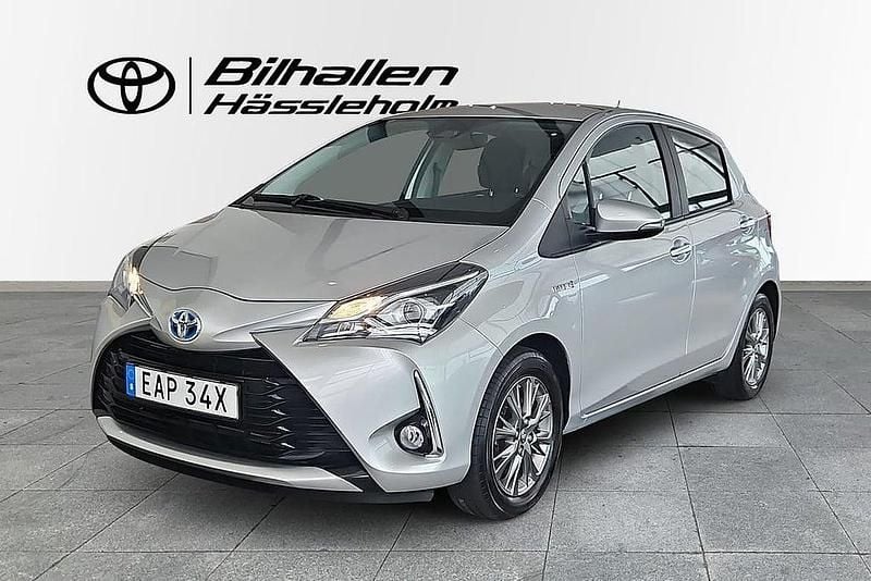 Silver Begagnad 2019 Toyota Yaris Hybrid Active Halvkombi | 169 900 kr (Bra pris) - Bild 1/4
