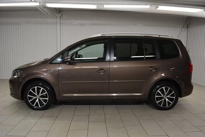 Begagnad VW Touran Comfortline 105 HK (77 kW) 2013 Brun Minibuss