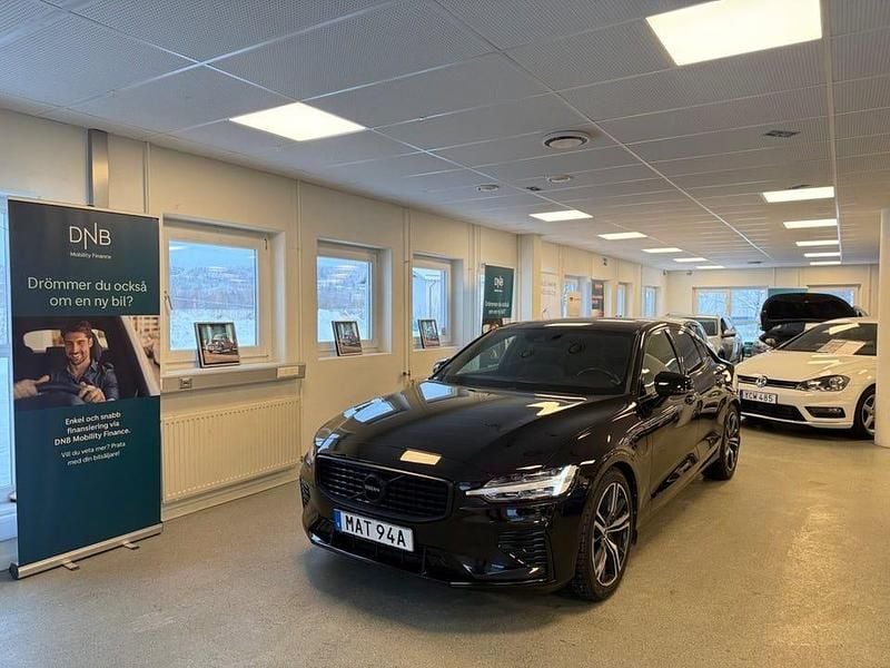 Svart Begagnad 2020 Volvo S60 R-Design Sedan | 344 900 kr (Marknadspris) - Bild 1/4