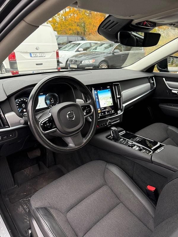 Begagnad Volvo V90 Momentum 392 HK (288 kW) 2020 Svart Kombi