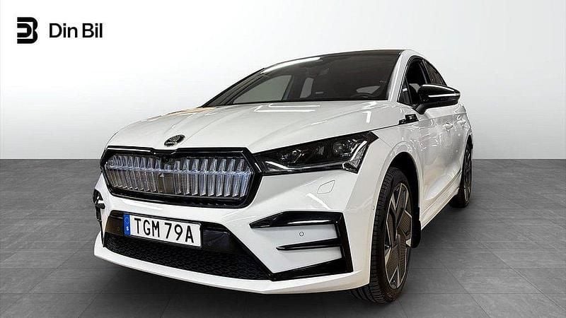 Vit (moon white metallic) Begagnad 2023 Skoda Enyaq iV RS SUV | 569 900 kr (Dyr) - Bild 1/4