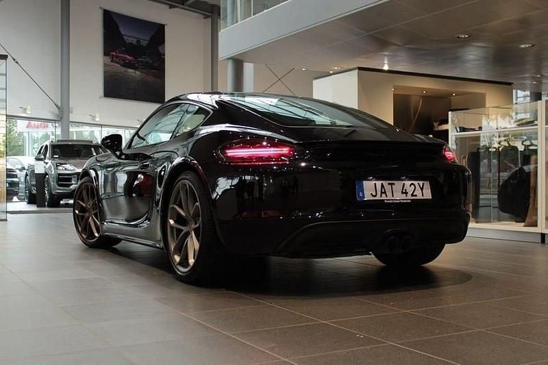 Begagnad Porsche 718 Cayman Edition 299 HK (219 kW) 2024 Svart (jet black metallic) Sportkupé