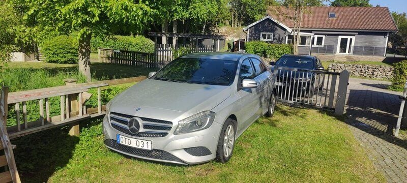 Silver Begagnad 2013 Mercedes A180 Style Halvkombi | 90 000 kr (Superpris) - Bild 1/4