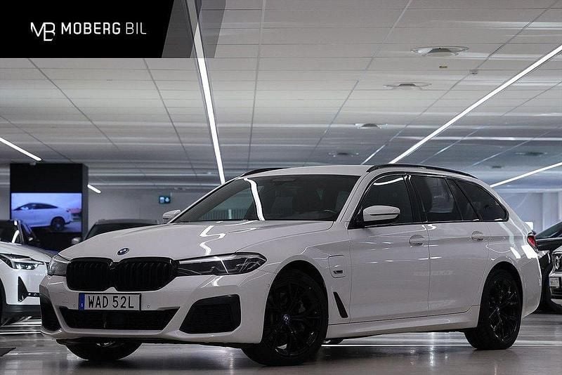 Vit Begagnad 2022 BMW 530e M Sport Kombi | 399 900 kr (Dyr) - Bild 1/3