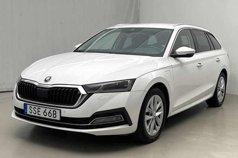Vit Begagnad 2022 Skoda Octavia Business Line | 224 900 kr - Bild 1/4