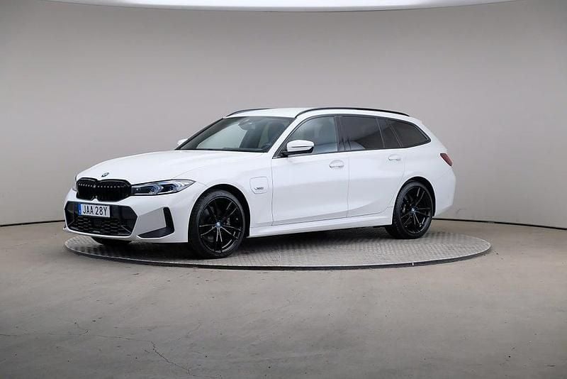Vit Begagnad 2022 BMW 330e M Sport Kombi | 329 000 kr (Marknadspris) - Bild 1/4
