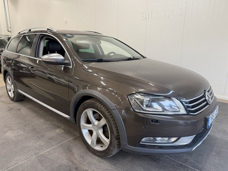 Mörkbrun Begagnad 2013 VW Passat Alltrack SE Kombi | 79 900 kr (Marknadspris) - Bild 1/4