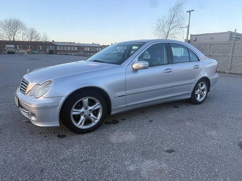 Begagnad Mercedes C180 Avantgarde 143 HK (105 kW) 2006 Silver Sedan