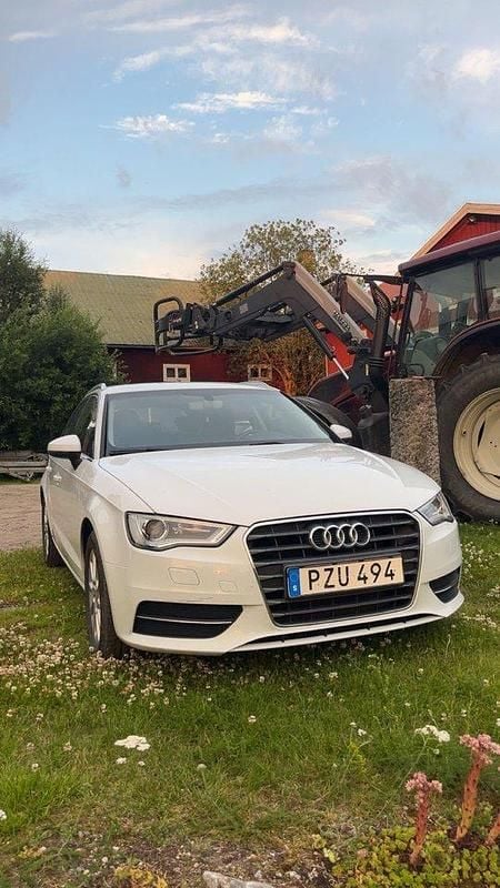 Vit Begagnad 2016 Audi A3 Sportback Attraction Halvkombi | 85 000 kr (Bra pris) - Bild 1/4