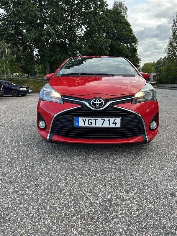 Röd Begagnad 2016 Toyota Yaris Active Halvkombi | 77 500 kr (Bra pris) - Bild 1/4