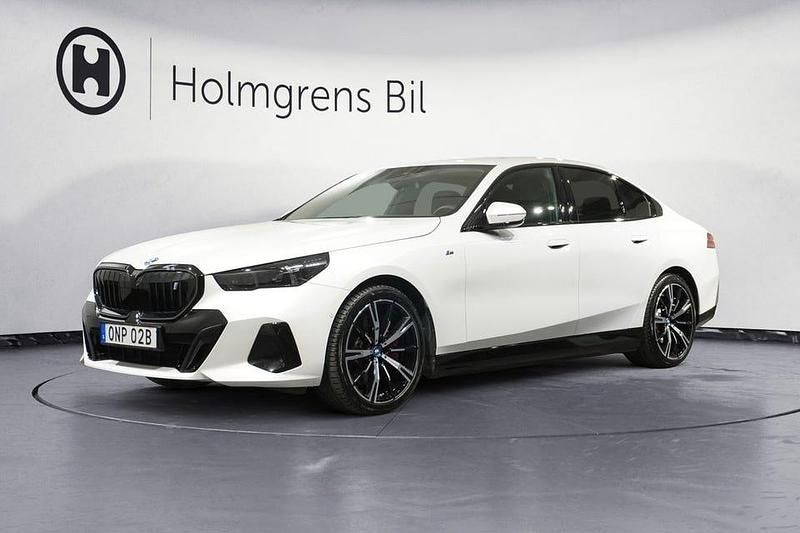 Vit Begagnad 2024 BMW i5 M Sport Sedan | 699 900 kr (Superpris) - Bild 1/4