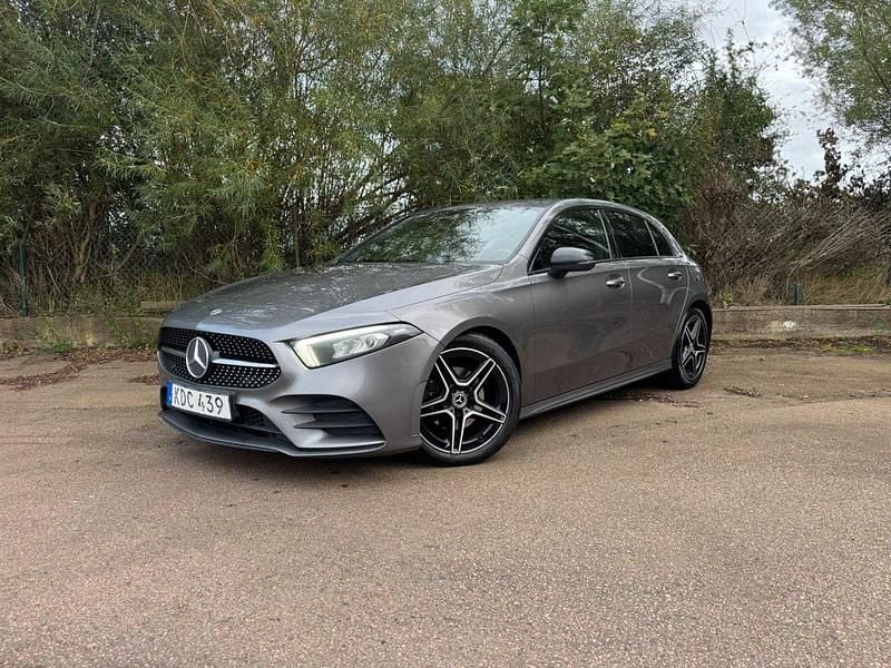 Mörkgrå Begagnad 2018 Mercedes A180 AMG Halvkombi | 179 500 kr (Marknadspris) - Bild 1/4