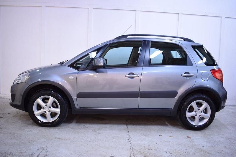 Grå Begagnad 2008 Suzuki SX4 Halvkombi | 59 900 kr (Marknadspris) - Bild 1/4